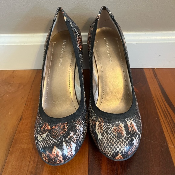BCBG Generation Women’s wedge snakeskin heels - Picture 2 of 5
